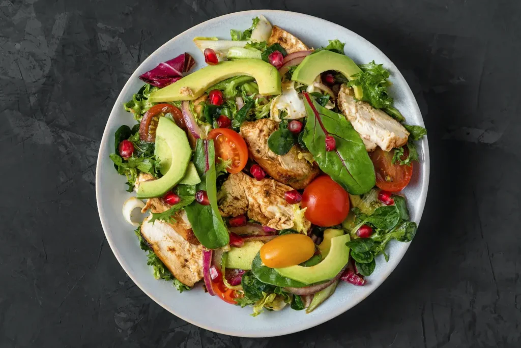 Esta ensalada de pollo y aguacate, es una esmerada y deliciosa comida sin gluten