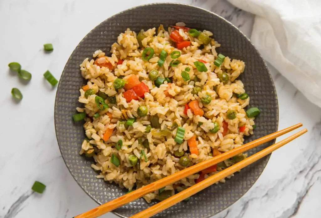 El arroz integral con verduras es una receta vegana, fácil y muy versátil
