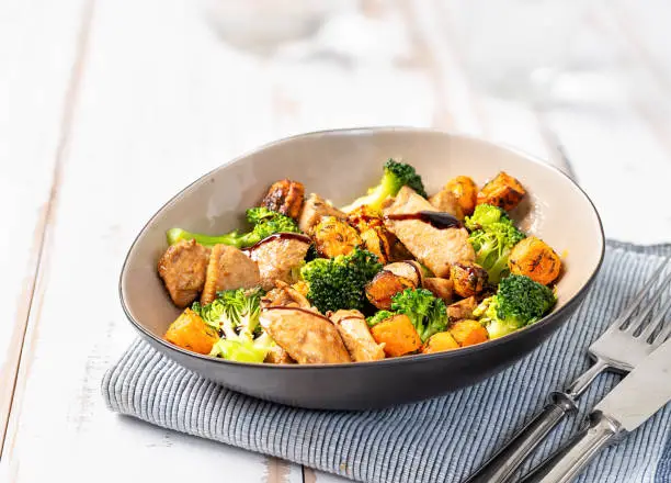El salteado de brócoli y pollo es una variante óptima de sabor