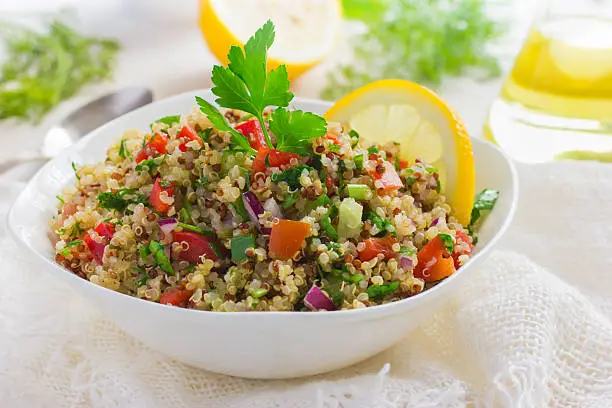 La novedosa ensalada de pollo y aguacate con quinoa