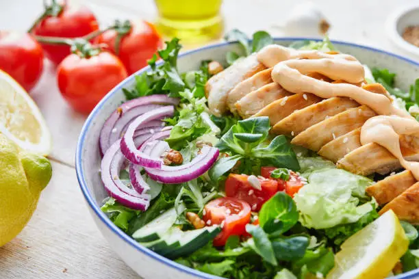 La clásica ensalada de pollo es bienvenida en cualquier cocina