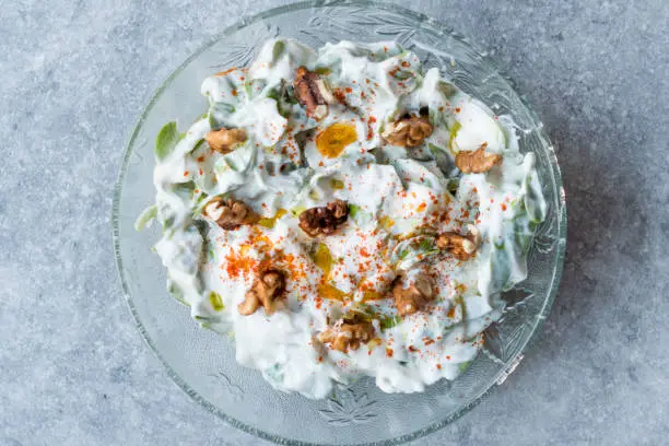 Este plato de espinaca, nueces y crema, aporta valores nutritivos y visuales