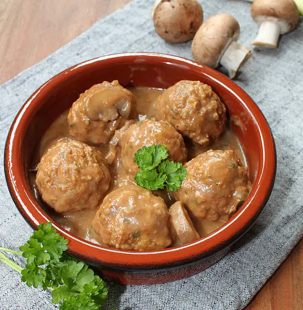 Las exquisitas albóndigas con salsa española