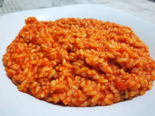Risotto de tomate con su color característico