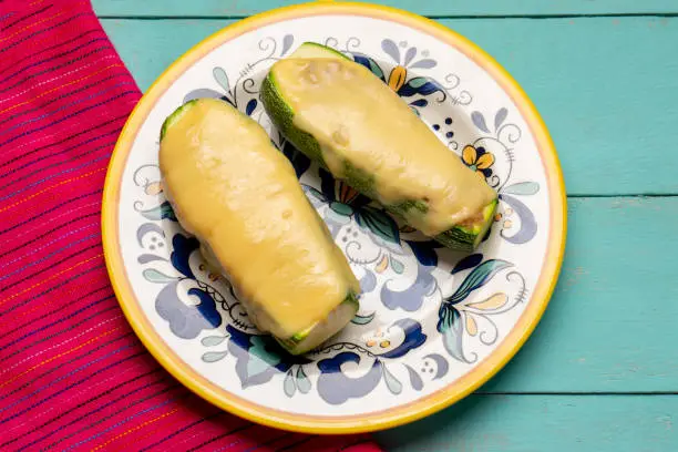 Estos calabacines rellenos con atún es el rey de la dieta cetogénica
