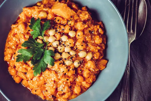 Los garbanzos con patatas es una delicia vegana y saludable