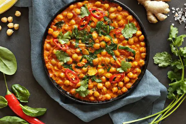 El guiso de garbanzos y espinacas es una exquisita combinación vegana