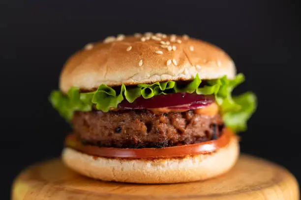 Hamburguesa de soja texturizada con verduras, en sándwich