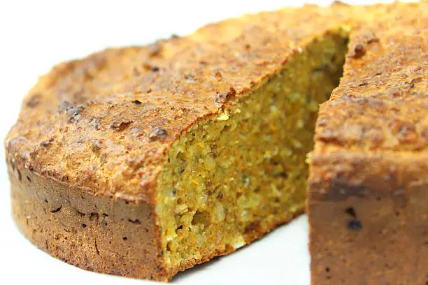 Pastel de zanahoria vegano, recién horneado, para una dieta vegana y saludable