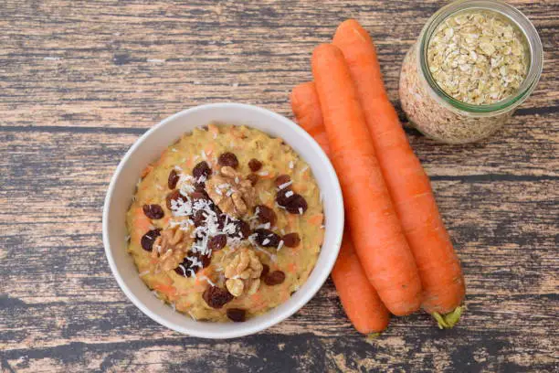 Pastel de zanahoria y avena, ideal para dietas veganas y saludables