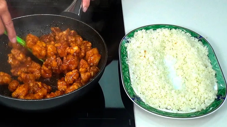 El pollo frito con arroz blanco es una variante saludable sin gluten