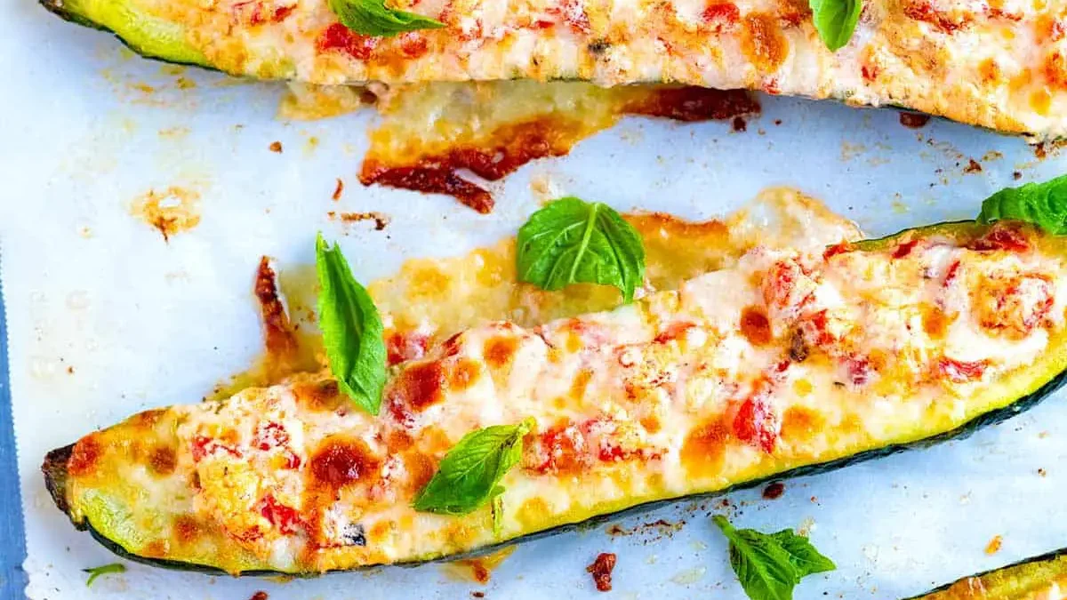 Exquisitos calabacines rellenos con queso al horno