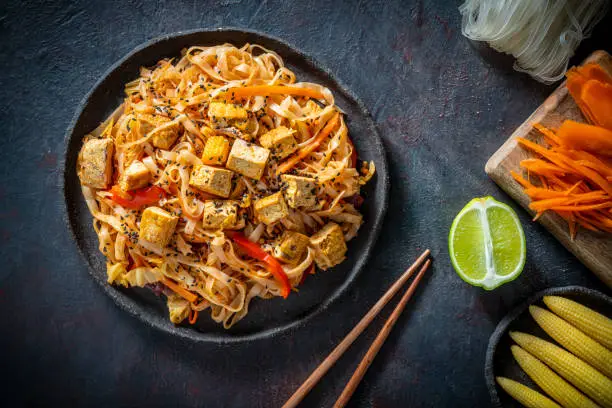 Los fideos de arroz con tofu es el plato fuerte de cualquier comida vegana