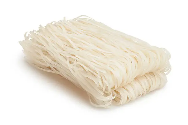 Los fideos de arroz se cocinan en agua bien caliente y se separan con tenedor