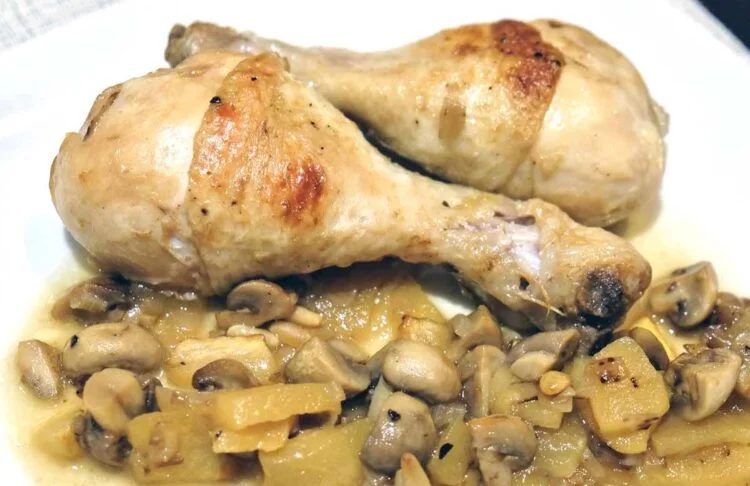 Los muslos de pollo con champiñones y vino blanco son una variante exquisita y cetogénica