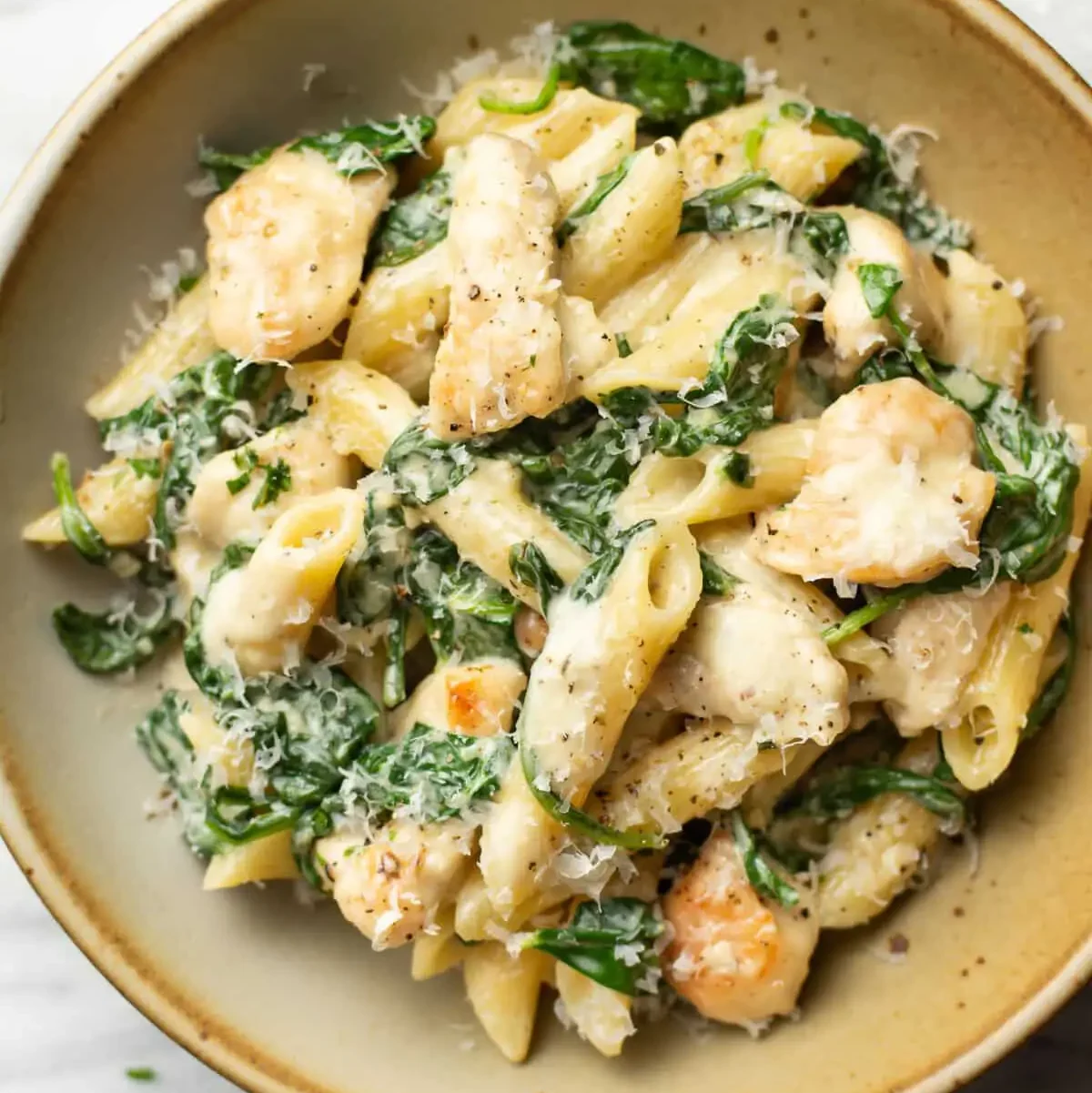 Contundente plato de pasta con espinacas y pollo