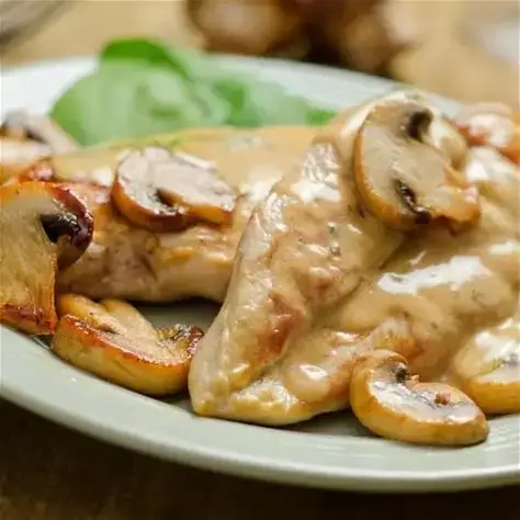 La pechuga de pollo con salsa de champiñones, es una receta muy apreciada en la comida gourmet