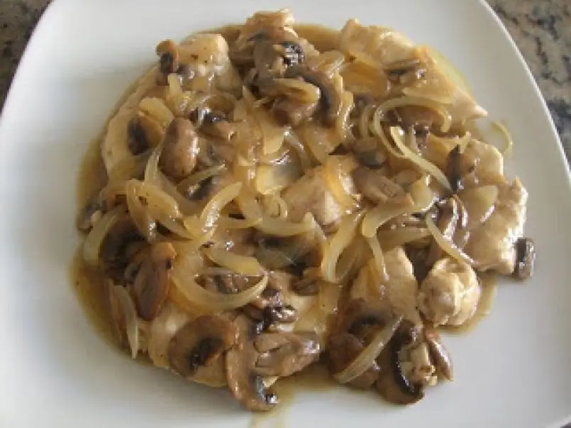 El pollo con champiñones y cebolla compone un excelente plato cetogénico
