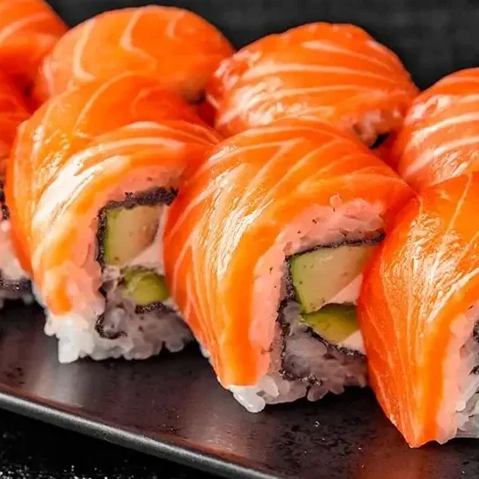 Deliciosos y saludables rollos de salmón con aguacate y queso