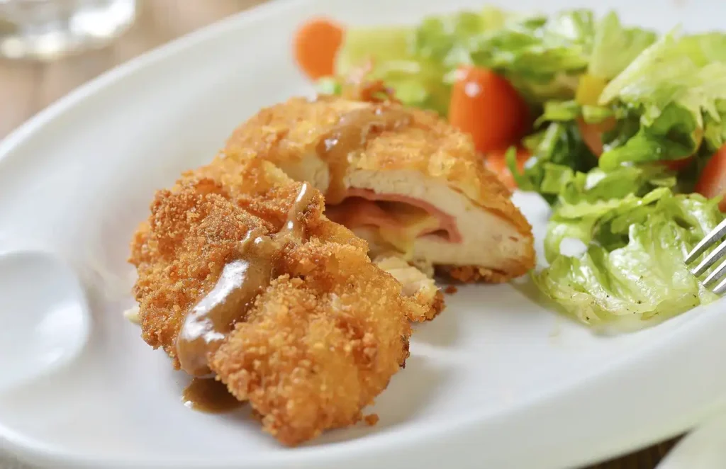 Las pechugas rellenas con jamón y queso son una variante cetogénica exquisita