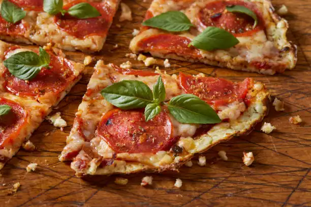 La pizza keto conserva todo el espíritu de esta exquisitez con los valores apropiados a esa dieta