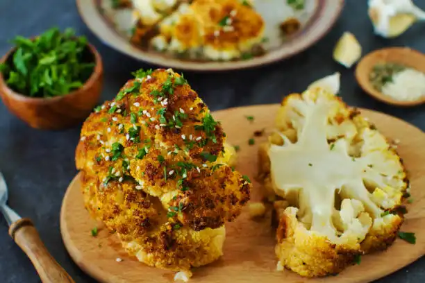 La coliflor asada crujiente es un plato especial para diabéticos