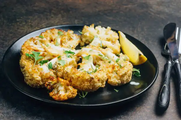 La coliflor al horno es una comida muy versátil y saludable