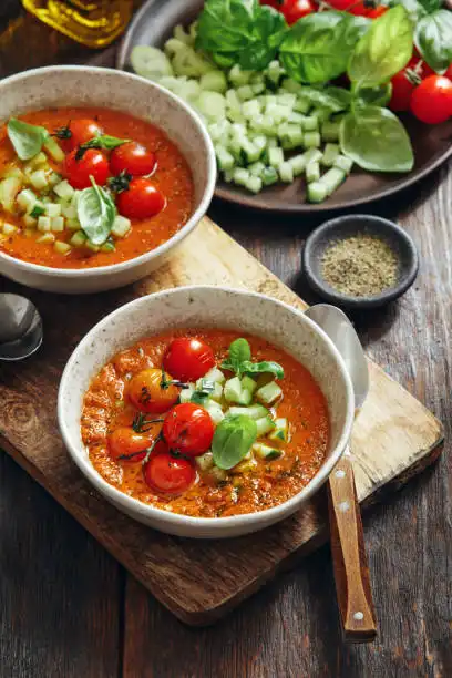 La sopa crema de tomates es una exquisita variante vegana