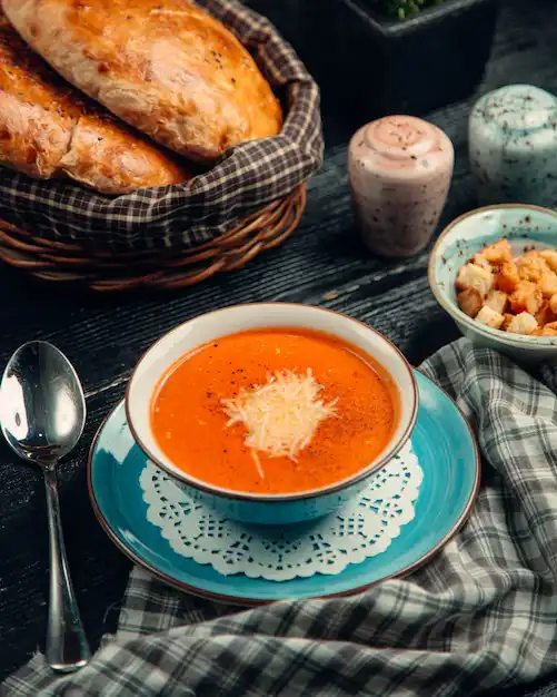 La sopa crema de tomates es más rica con abundante queso