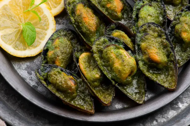 Las berenjenas rellenas y cubiertas de pesto son un plato exquisito y saludable