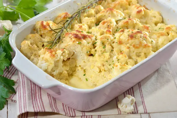 La coliflor al horno con queso conforma un plato exquisito y saludable