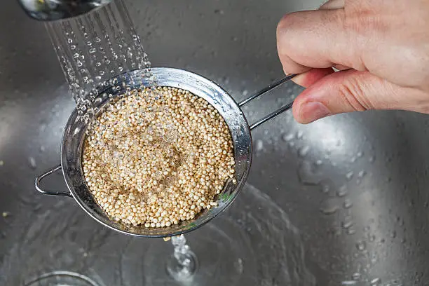 La quinoa debe ser muy bien enjuagada para quitarle las saponinas