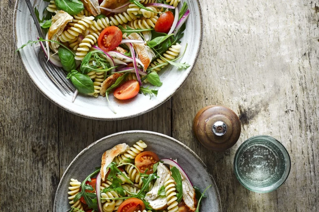 Una ensalada de pollo y pasta es siempre bienvenida