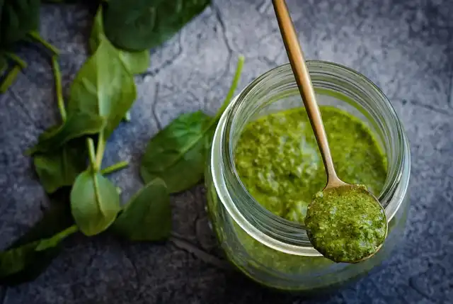 El pesto es una salsa saludable y exquisita que casa muy bien con las berenjenas rellenas