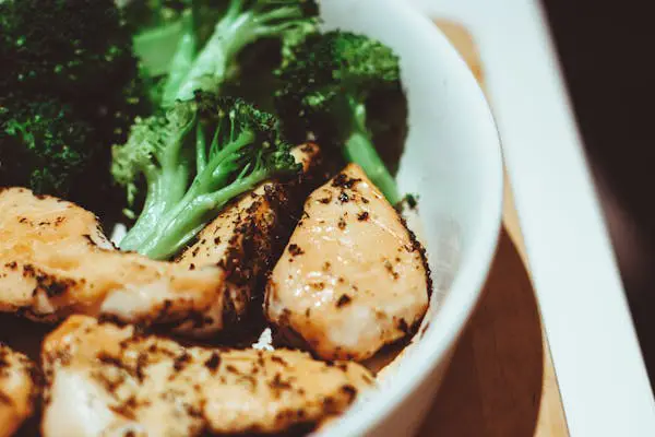 El pollo con brócoli conforma un plato muy saludable