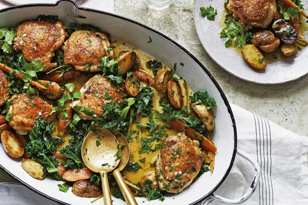 El pollo al horno con verduras es un delicioso y saludable plato