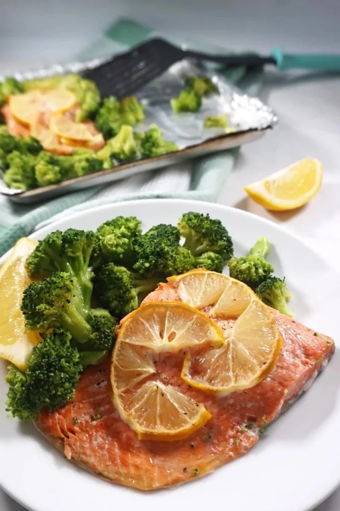 El salmón con brócoli es un exquisito almuerzo