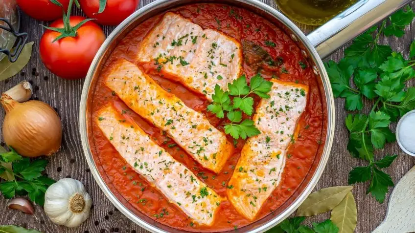 El salmón en salsa conforma lo mejor de la comida con pescados azules