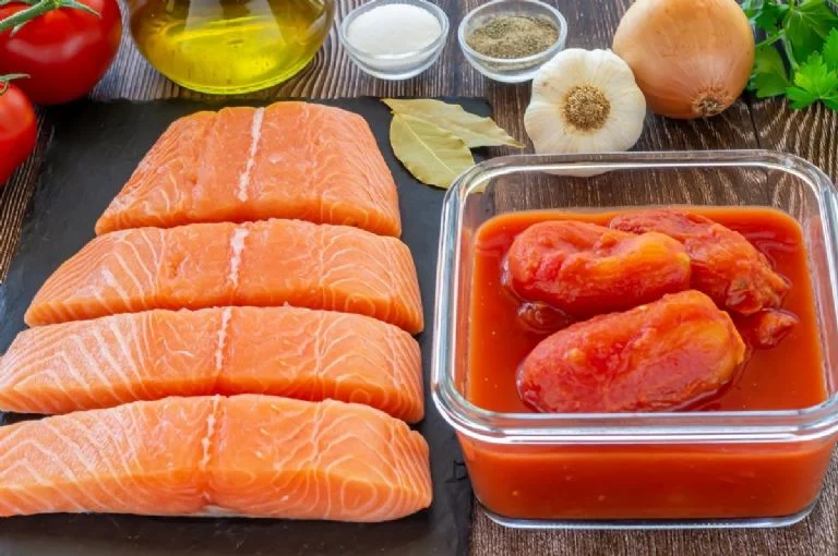 El salmón en salsa de tomate es un manjar cetogénico