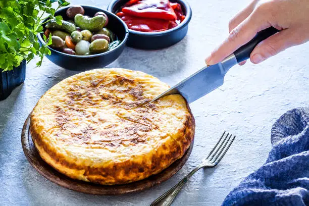 La tortilla de patatas es un clásico en la cocina vegana